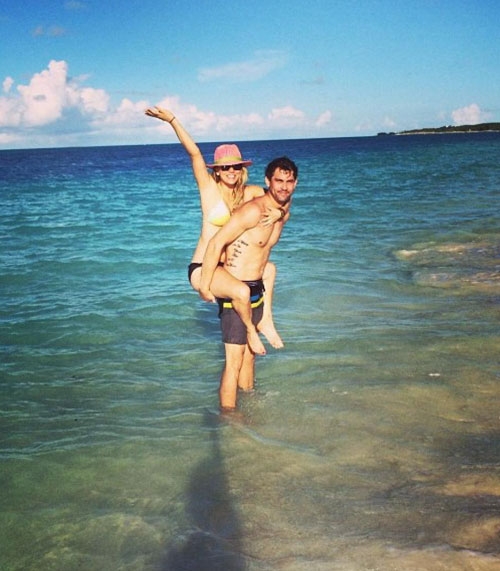 
	
	Nữ diễn viên Kaley Cuoco tận hưởng kỳ nghỉ đầu năm mới ở Bahamas cùng chồng vừa cưới, Ryan Sweeting.